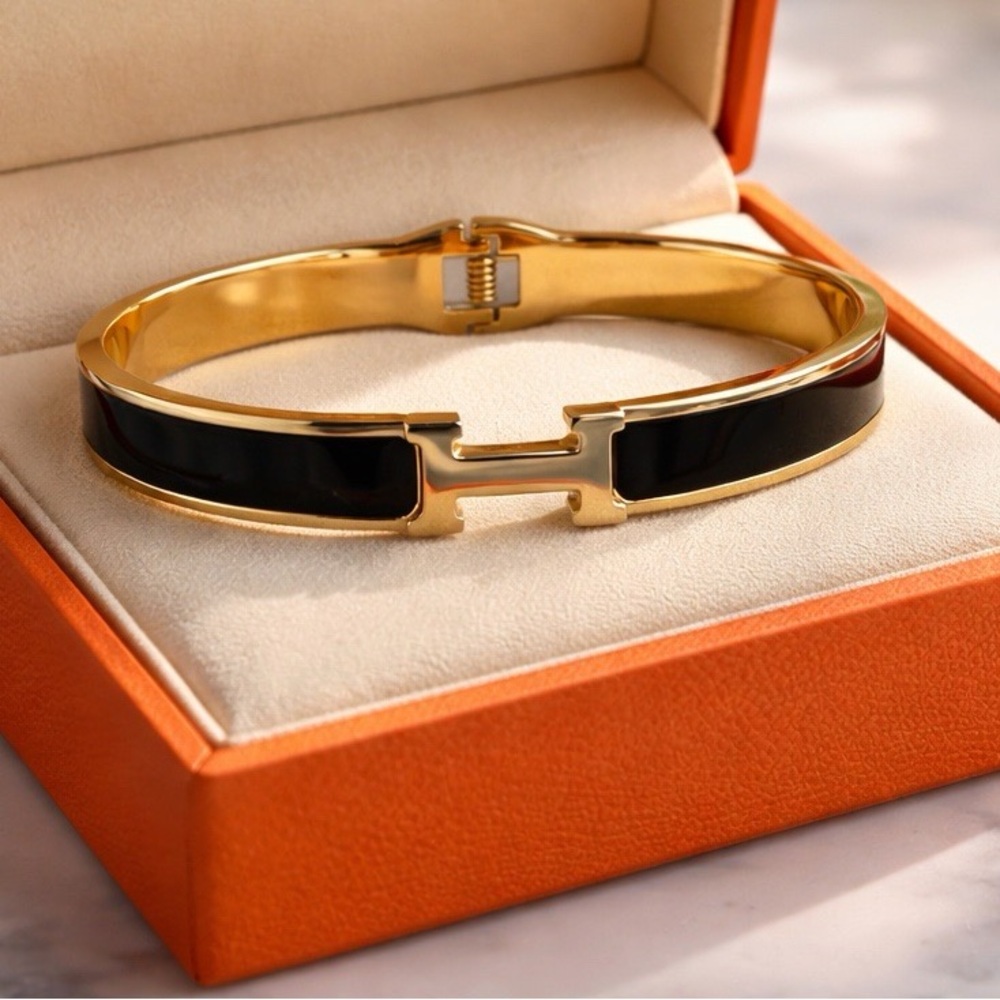 Elegant Gold and Black Bracelet - Picture 2 of 3